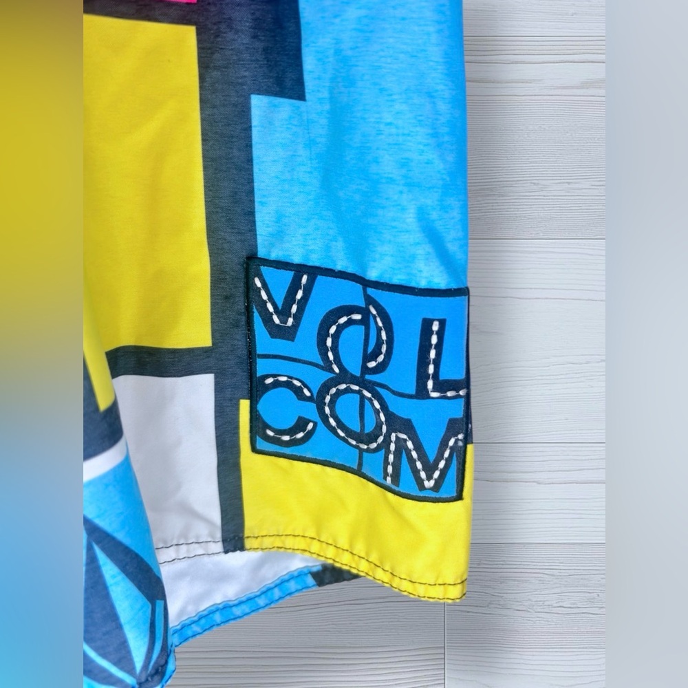 VOLCOM Men’s Vintage 90’s Colorblock Geometric Polly Pack Hybrid Shorts - Picture 5 of 11